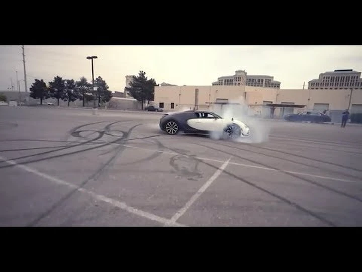 Bugatti Veyron Super Sport atomizza gli pneumatici ed è show [Video]