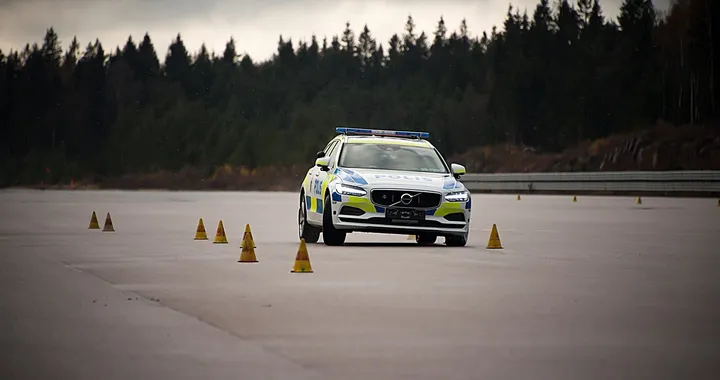 Il parcheggio della Polizia è in drift [Video]