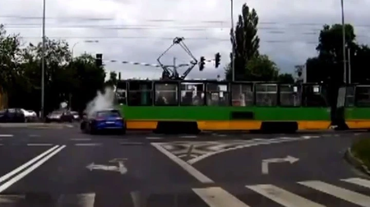 Passa con il rosso e sbatte contro il tram