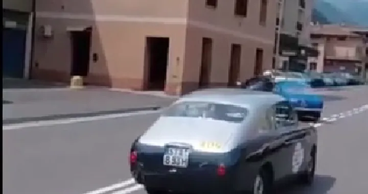 Paura alla 1000 Miglia, schianto tra vettura storica e agente in moto