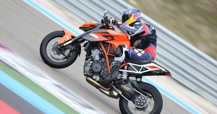 Sébastien Loeb impressionato dal comportamento in pista della KTM 1290 Super Duke R