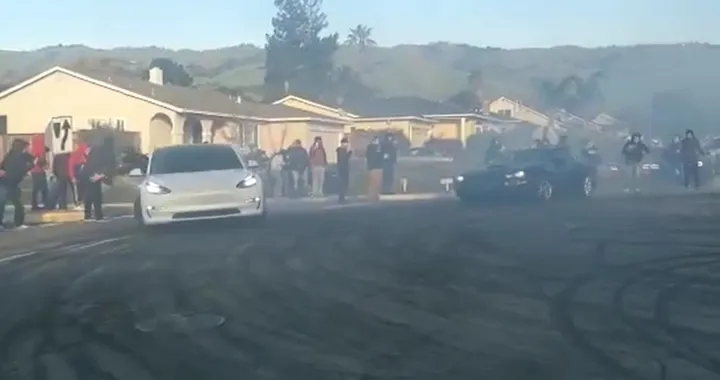 Tesla Model 3 e Chevy Camaro: pericolosi donut [Video]