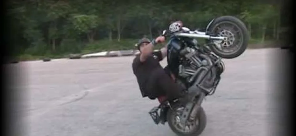 Video: stunt riding con lo Sportster 1200