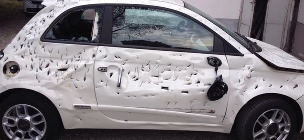 La Fiat 500 non parte, il proprietario la distrugge a picconate