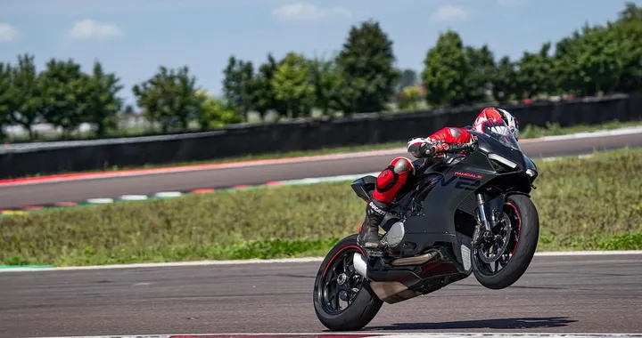 Ducati Panigale V2: debutta la nuova livrea Black on Black Livery [FOTO]