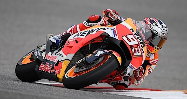 MotoGP, Austin: pole-show (con caduta) di Marquez. Iannone in prima fila