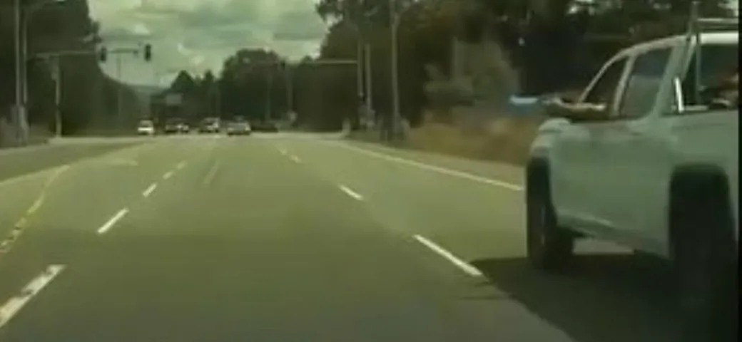 Guida in modo spericolato e viene multato grazie alla dashcam della Tesla [Video]