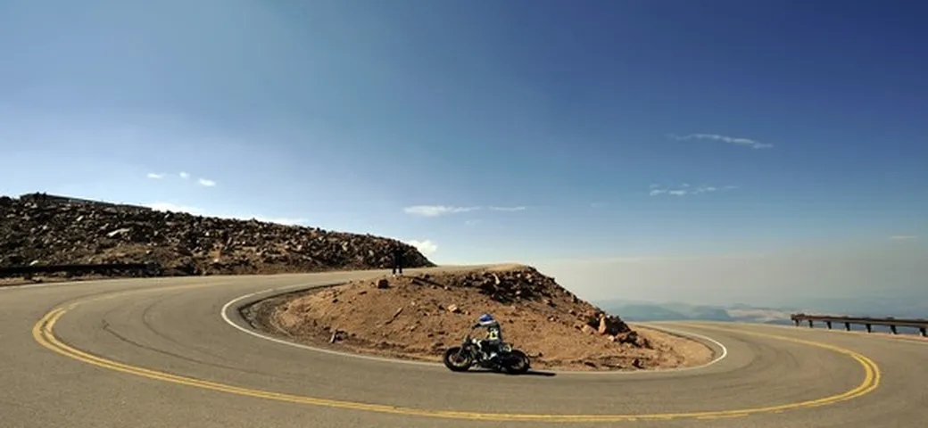 Pikes Peak 2016: vittoria di Langlois su Kawasaki Z1000. A podio due elettriche