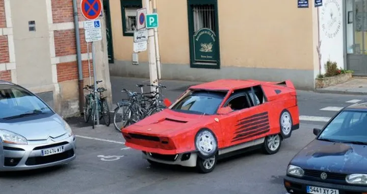 Ferrari Testarossa: per l'artista Benedetto Bufalino è in cartone