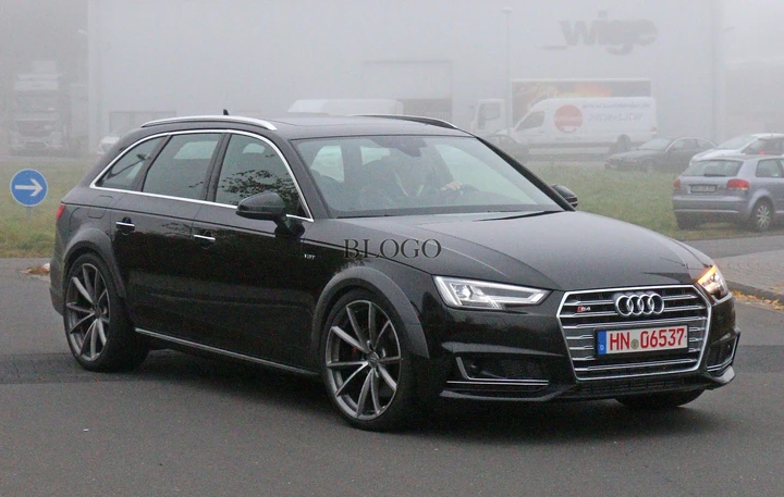 Foto spia Audi RS4 Avant