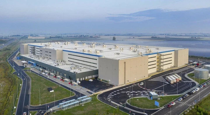 Amazon obbliga i dipendenti a parcheggiare in retromarcia