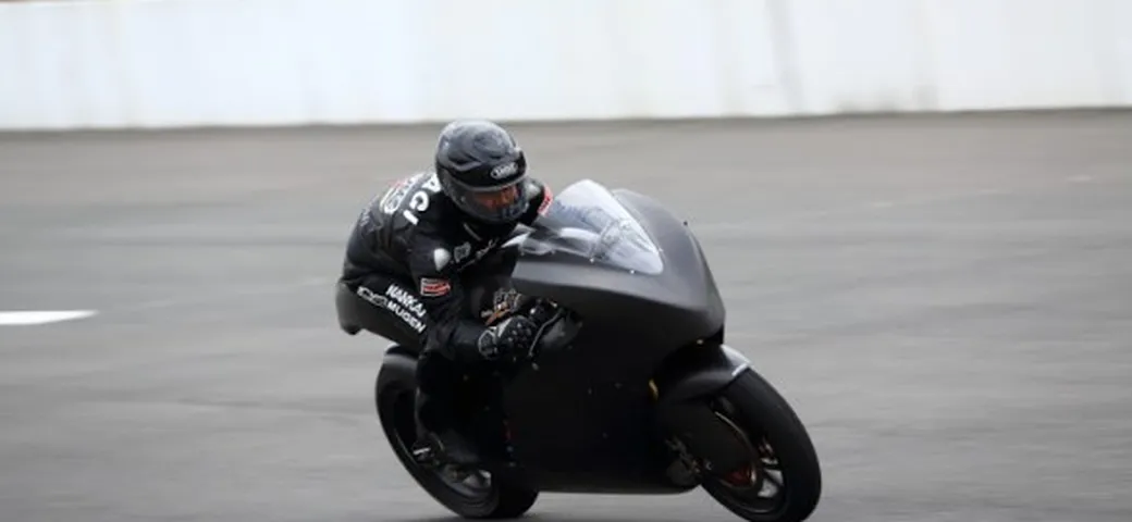 La Mugen Shinden Ni al TT Zero 2013 con John McGuinness