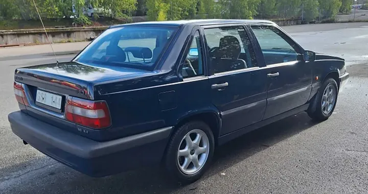 Compra una Volvo 850 nuova e la nasconde per 29 anni: oggi ha appena 265 km