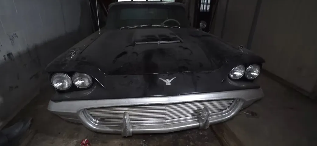Auto d'epoca ritrovate in una villa abbandonata: una scoperta sensazionale
