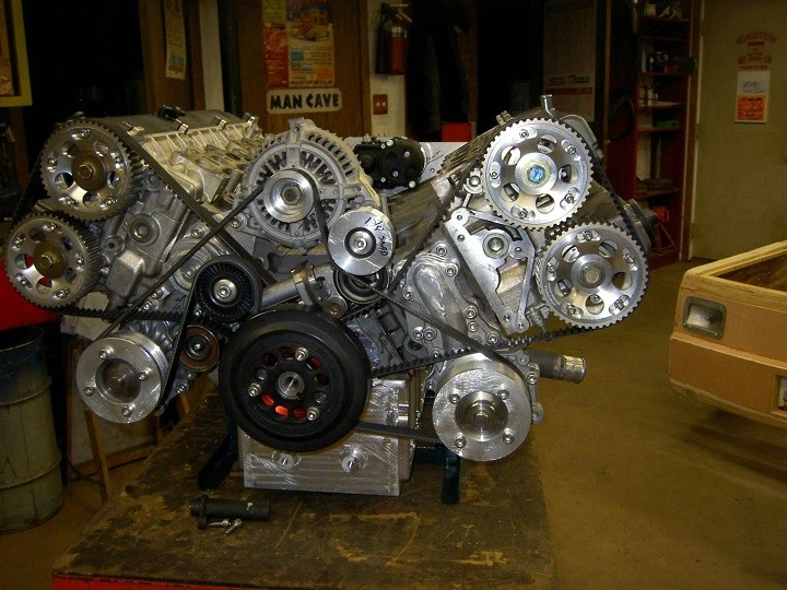 Volete un V12? Basta unire due motori da 6 cilindri in linea