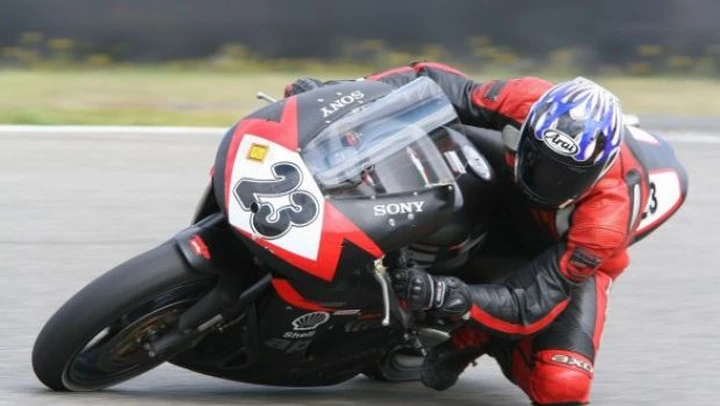 Scatto in Corsa: Aprilia RSV 1000 2002 ad Adria /video