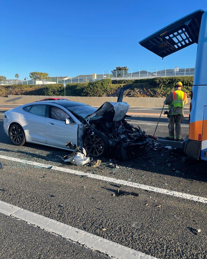 Tesla Model S si schianta contro il bus: distrazione o errore dell'Autopilot?