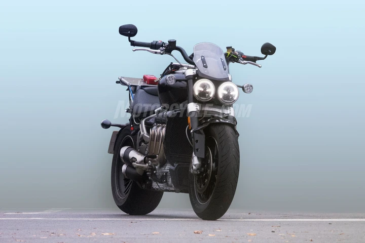 Triumph Rocket III: le prime foto della cruiser britannica