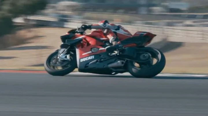 Ducati, un nuovo video sulla V4 Superleggera: ce la racconta il collaudatore Alessandro Valia