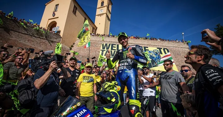 Valentino Rossi sfila a Tavullia in sella alla M1