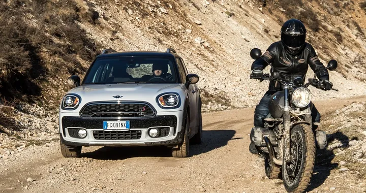 Mini Cooper Sd Countryman All4 Vs BMW R nineT: la prova