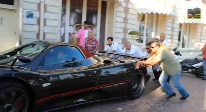 Pagani Zonda F: un esemplare non si mette in moto e viene spinto a braccia