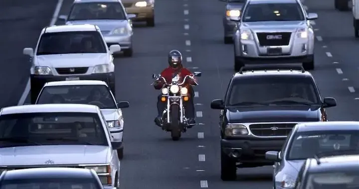 Lane splitting e lane filtering: dal 1° luglio 2025 cambiano le regole in Minnesota