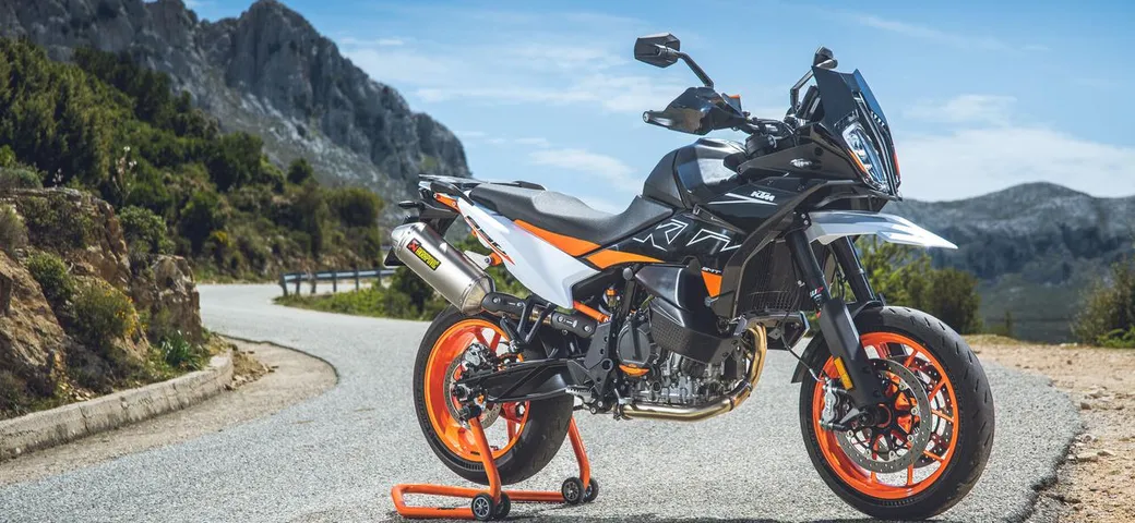 KTM 890 SMT 2023: ecco la nuova promozione Tech Pack