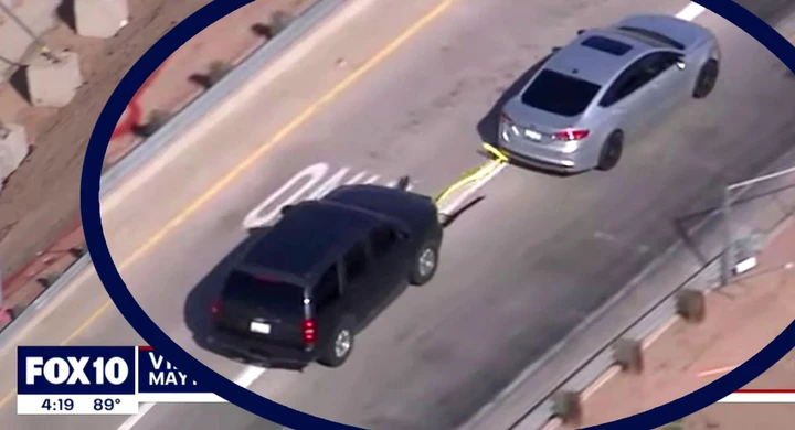 Auto in fuga bloccata dalla polizia con un gadget da 007 [Video]