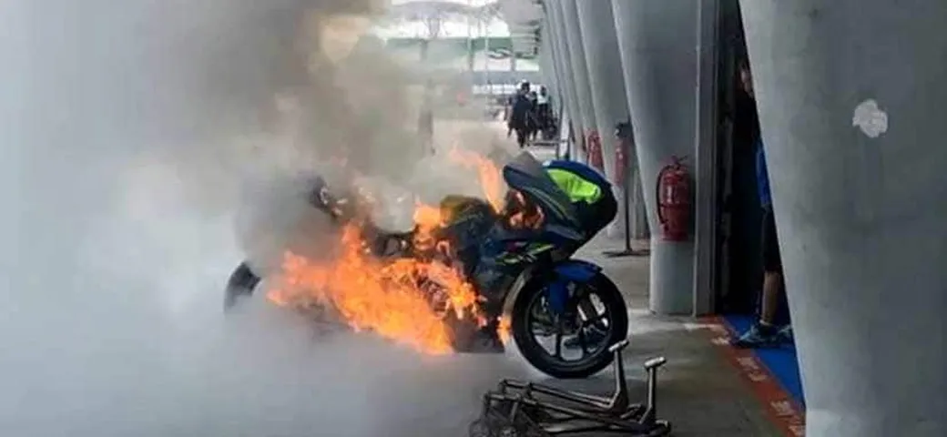 MotoGP Sepang: a fuoco la Suzuki di Alex Rins [Video]