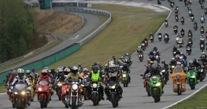 Record a Brno: 1349 moto in pista in memoria di Simoncelli