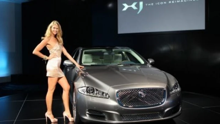 Jaguar XJ: la madrina è Elle Macpherson