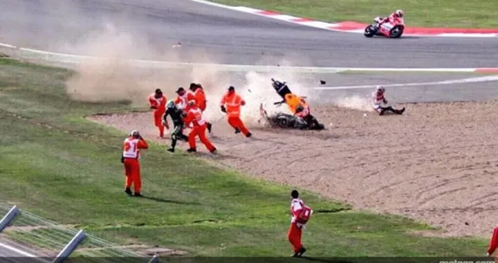 MotoGP Silverstone 2013: Marquez 'graziato' dall'airbag nell'incidente del Warm-Up | video