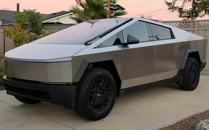 Vende Tesla Cybertruck perché non riesce a parcheggiarlo: l'assurda vicenda
