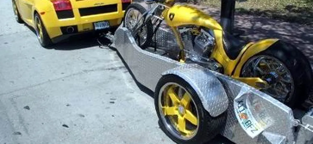 Foto del giorno: trasporto speciale con auto speciale