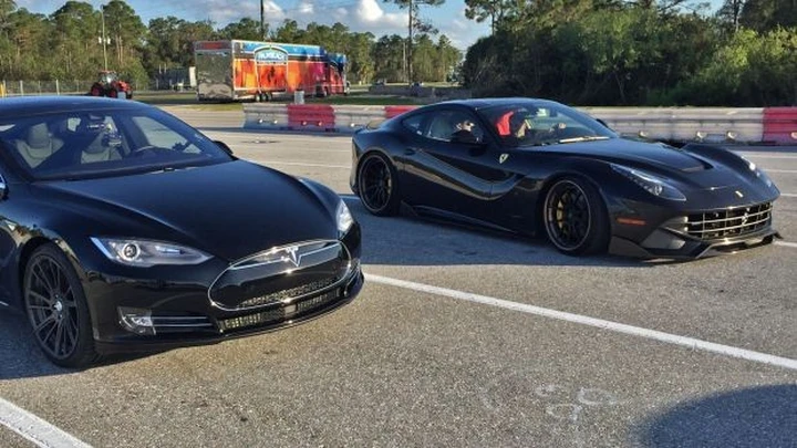 La Tesla Model S sfida in accelerazione la Ferrari F12 [Video]