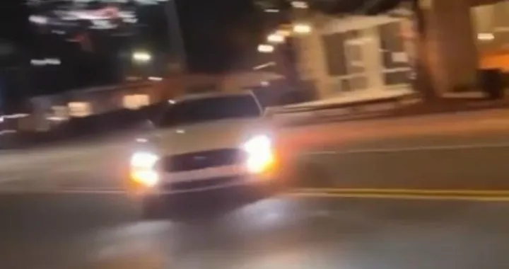 Instant karma: la Mustang evita lo schianto, ma non la Polizia... [Video]