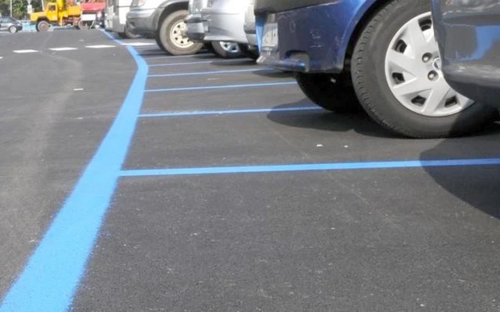 Parcheggia sulle strisce bianche, al ritorno sono blu: multa beffa