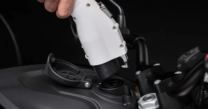 Dal The Bike Shed, la prima colonnina di ricarica per moto elettriche