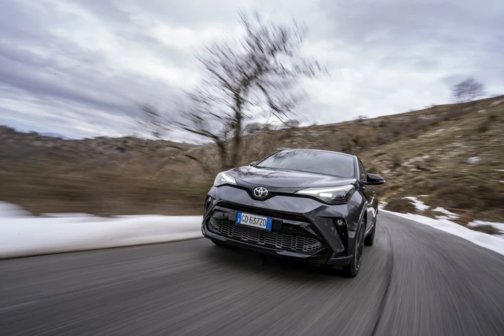 Toyota C-HR GR Sport veste Alcantara: prezzi, dotazione, prima prova