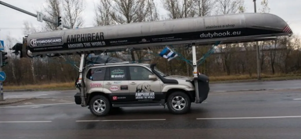 Amphibear: il giro del mondo con la Toyota Land Cruiser anfibia