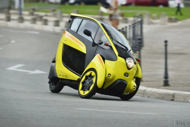 Toyota i-Road: primo contatto con il nuovo tre ruote elettrico