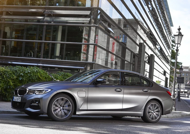 BMW 330e: nuova versione d'accesso alla gamma ibrida plug-in