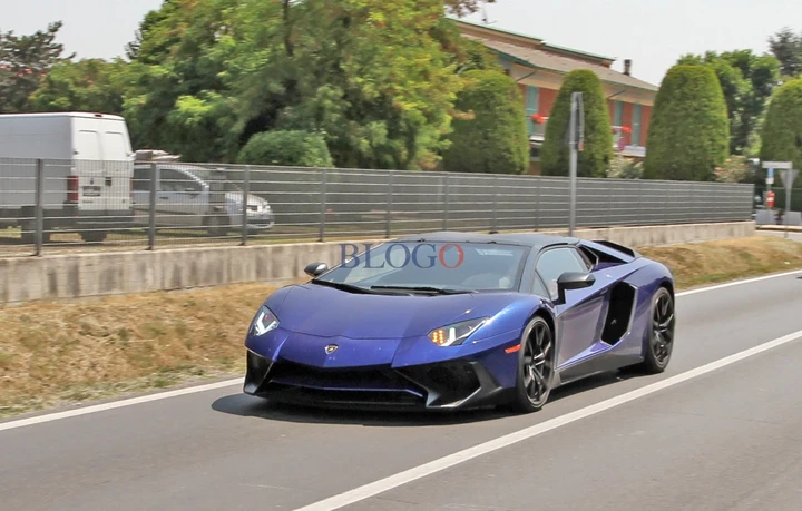 Lamborghini Aventador SV Roadster: foto spia