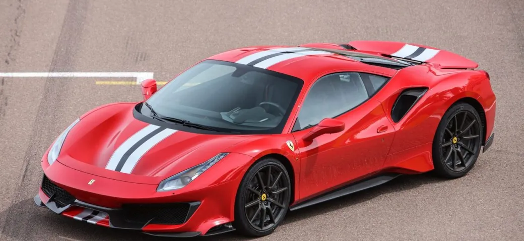 Furto insolito a Parigi: Ferrari 488 Pista rubata, i ladri si difendono in tribunale