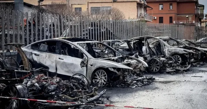 Tesla bruciate a Roma, arriva la rivendicazione anarchica