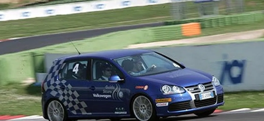 48 ore Volkswagen: guida sicura in circuito