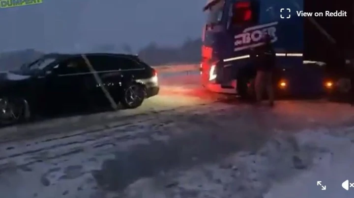 Audi A6 Quattro traina un camion nella neve: non è frutto di IA