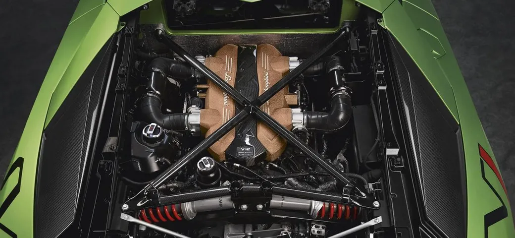 Lamborghini tutela il suo tesoro: il V12 resterà oltre il 2030