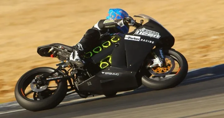 Moto elettriche in pista contro le moto 'tradizionali' alla Southern 100